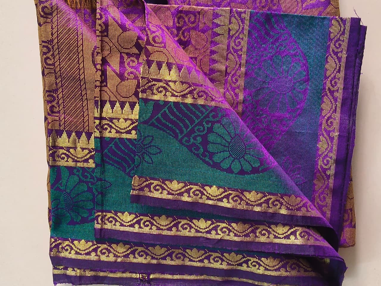 Luminous Dual-Tone Purple and Green Silk Cotton Woven Saree with Zari Motifs