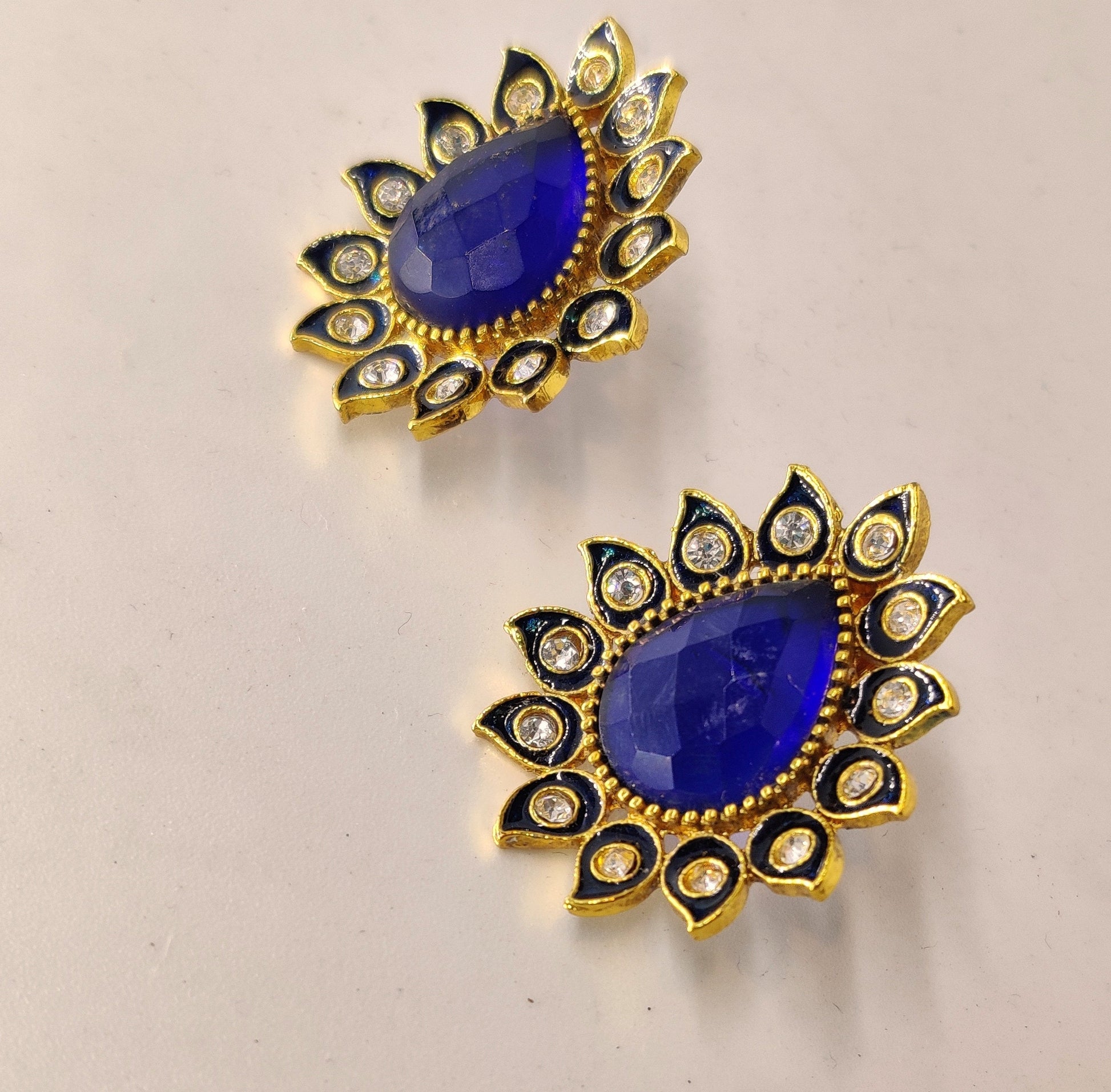 Grand Minakari studs