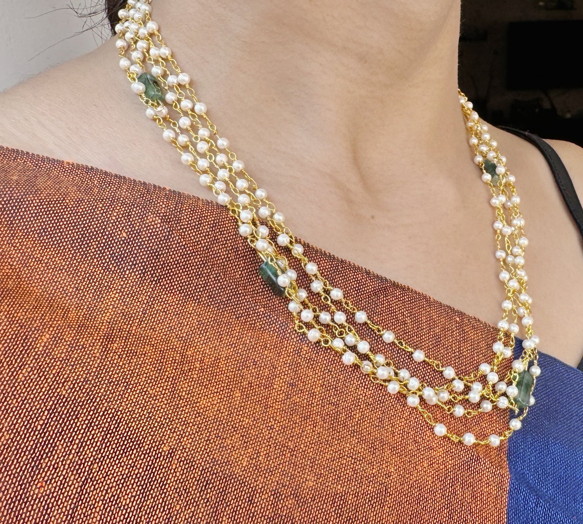 Multiline pearls with uncut jade stones