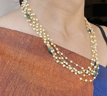Multiline pearls with uncut jade stones